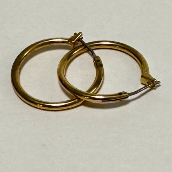 6 Assorted Gold Tone Hoop Pierced Earrings - Picture 5 of 9